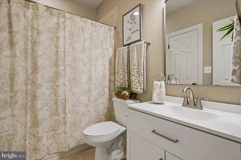 Bath - 22487 Pine Top Ct, Ashburn, VA 20148 photo 8 of 8