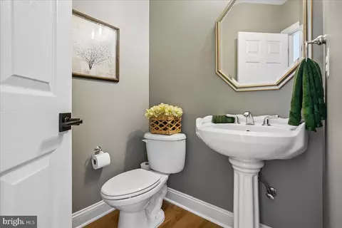 Entry Way - 22487 Pine Top Ct, Ashburn, VA 20148 photo 4 of 6