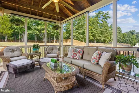 Exterior - 22487 Pine Top Ct, Ashburn, VA 20148 photo 2 of 9