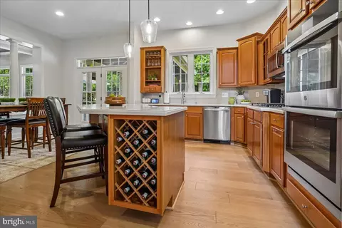 Kitchen - 22487 Pine Top Ct, Ashburn, VA 20148 photo 6 of 7