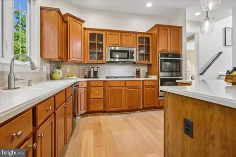Kitchen - 22487 Pine Top Ct, Ashburn, VA 20148 photo 4 of 7