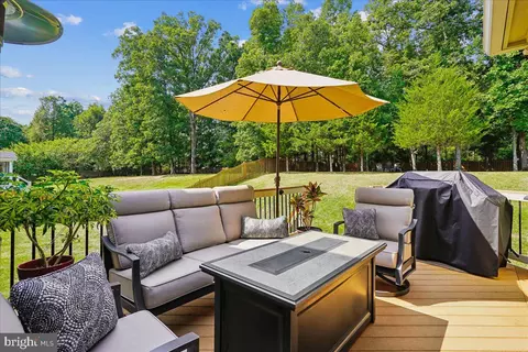 Exterior - 22487 Pine Top Ct, Ashburn, VA 20148 photo 5 of 9