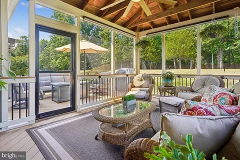 Exterior - 22487 Pine Top Ct, Ashburn, VA 20148 photo 4 of 9