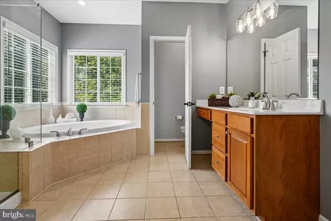 Bath - 22487 Pine Top Ct, Ashburn, VA 20148 photo 6 of 8