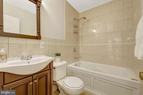 Bath - 254 E Juniper Ave E, Sterling, VA 20164 photo 5 of 5