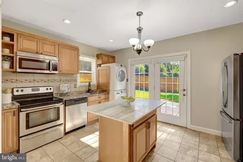 Kitchen - 254 E Juniper Ave E, Sterling, VA 20164 photo 2 of 4