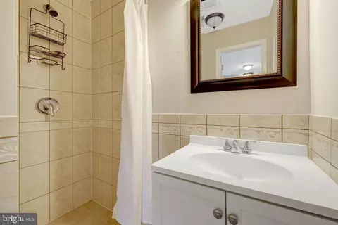Bath - 254 E Juniper Ave E, Sterling, VA 20164 photo 3 of 5