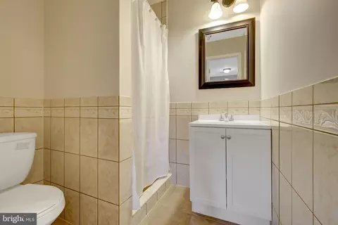 Bath - 254 E Juniper Ave E, Sterling, VA 20164 photo 2 of 5