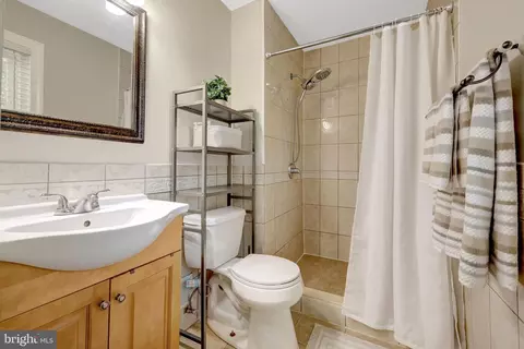 Bath - 254 E Juniper Ave E, Sterling, VA 20164 photo 4 of 5