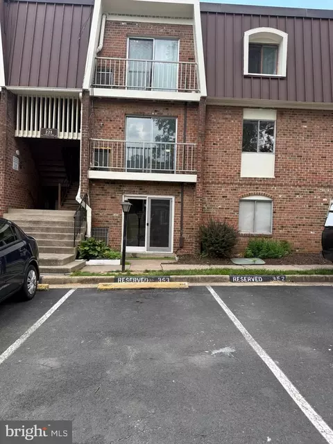 221 N Fillmore Ave #6, Sterling, VA 20164