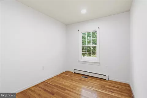 Bedroom - 403 E Laurel Ave, Sterling, VA 20164 photo 4 of 5