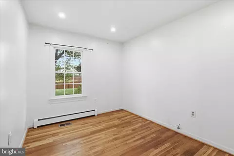 Bedroom - 403 E Laurel Ave, Sterling, VA 20164 photo 3 of 5