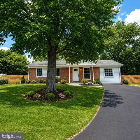 706 S Dogwood Ct, Sterling, VA 20164