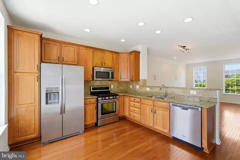 42817 Pamplin Ter, Chantilly, VA 20152