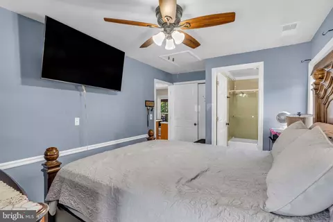 Bedroom - 101 W Beech Rd, Sterling, VA 20164 photo 2 of 7