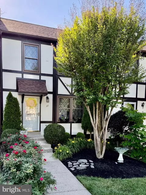 27 Lyndhurst Ct, Sterling, VA 20165