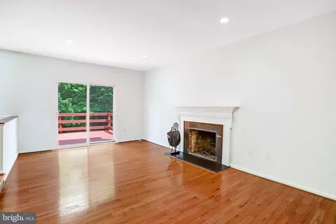 Living - 124 Environs Rd, Sterling, VA 20165 photo 2 of 11