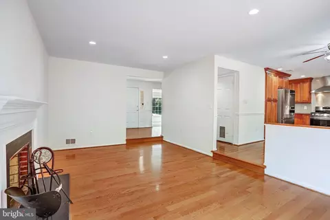 Living - 124 Environs Rd, Sterling, VA 20165 photo 3 of 11