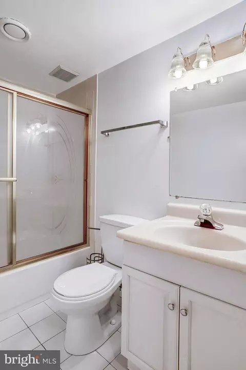 Bath - 124 Environs Rd, Sterling, VA 20165 photo 6 of 7