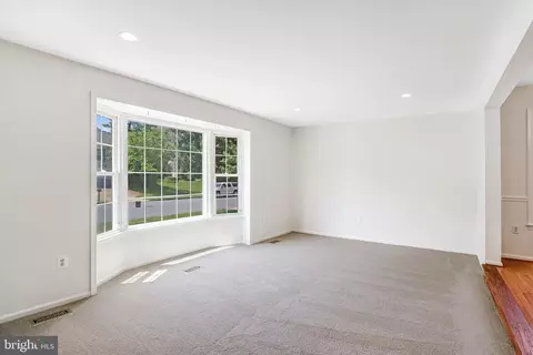 Living - 124 Environs Rd, Sterling, VA 20165 photo 5 of 11
