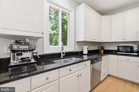Kitchen - 21495 Tithables Cir, Broadlands, VA 20148 photo 2 of 6