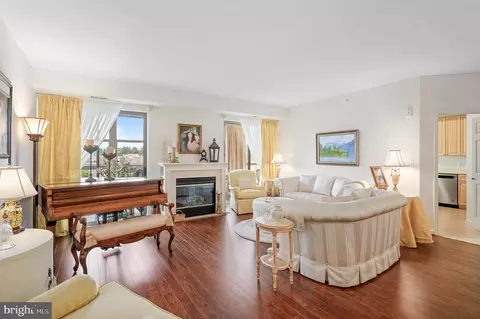 19350 Magnolia Grove Sq #406, Leesburg, VA 20176