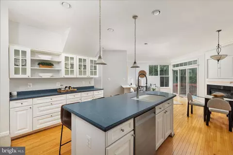 Kitchen - 21436 Falling Rock Ter, Broadlands, VA 20148 photo 3 of 4