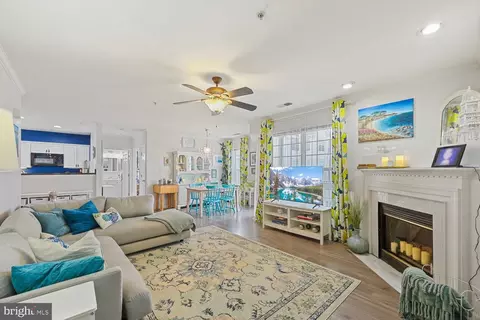 25320 Lake Mist Sq #201, Chantilly, VA 20152