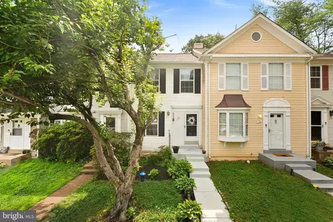 13 Fairmont Pl, Sterling, VA 20165