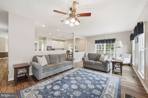 Living - 20363 Flushing Meadows Ct, Ashburn, VA 20147 photo 1 of 2