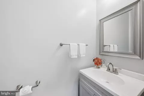 Bath - 20363 Flushing Meadows Ct, Ashburn, VA 20147 photo 2 of 6