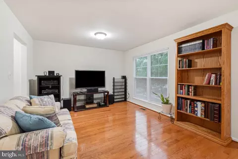 Living - 43533 Laidlow St, Chantilly, VA 20152 photo 6 of 6