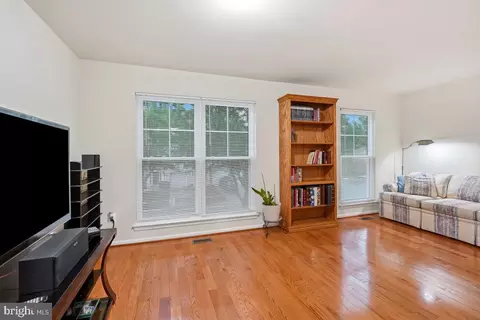 Living - 43533 Laidlow St, Chantilly, VA 20152 photo 4 of 6
