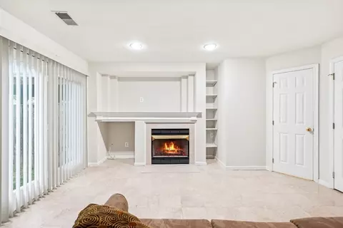 Living - 43533 Laidlow St, Chantilly, VA 20152 photo 3 of 6