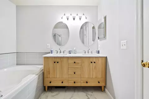 Bath - 43533 Laidlow St, Chantilly, VA 20152 photo 1 of 1