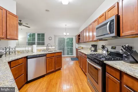 Kitchen - 43533 Laidlow St, Chantilly, VA 20152 photo 3 of 3