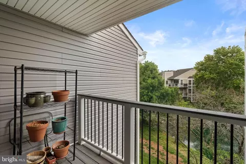 Exterior - 20604 Cornstalk Ter #301, Ashburn, VA 20147 photo 2 of 8