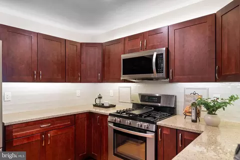 Kitchen - 20604 Cornstalk Ter #301, Ashburn, VA 20147 photo 3 of 5