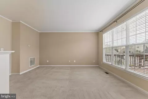 Living - 42650 Harris St, Chantilly, VA 20152 photo 4 of 9