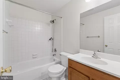 Bath - 42650 Harris St, Chantilly, VA 20152 photo 3 of 3