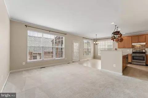 Living - 42650 Harris St, Chantilly, VA 20152 photo 6 of 9