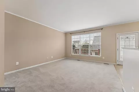 Living - 42650 Harris St, Chantilly, VA 20152 photo 5 of 9