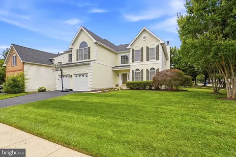 Exterior - 43648 Intrepid St, Chantilly, VA 20152 photo 2 of 7
