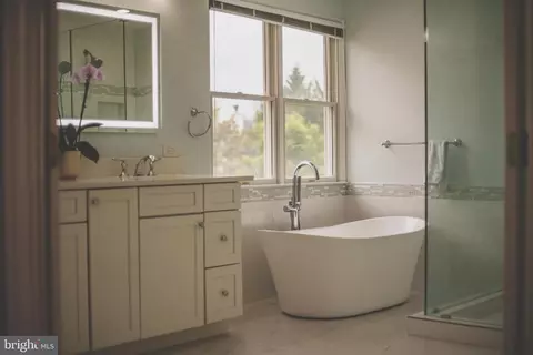 Bath - 43648 Intrepid St, Chantilly, VA 20152 photo 3 of 7