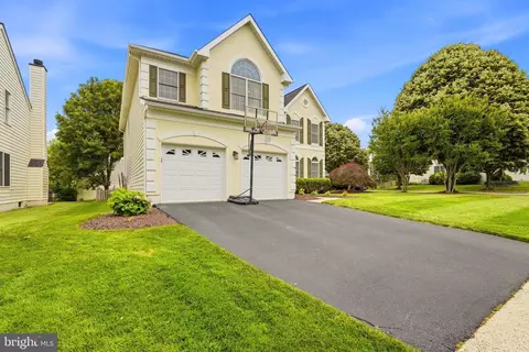 Exterior - 43648 Intrepid St, Chantilly, VA 20152 photo 3 of 7