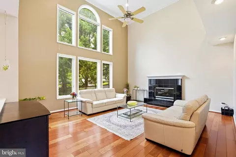 Living - 43648 Intrepid St, Chantilly, VA 20152 photo 3 of 4