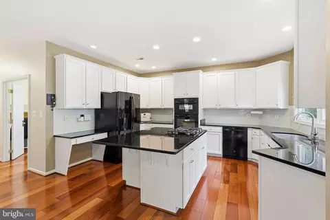 Kitchen - 43648 Intrepid St, Chantilly, VA 20152 photo 2 of 4