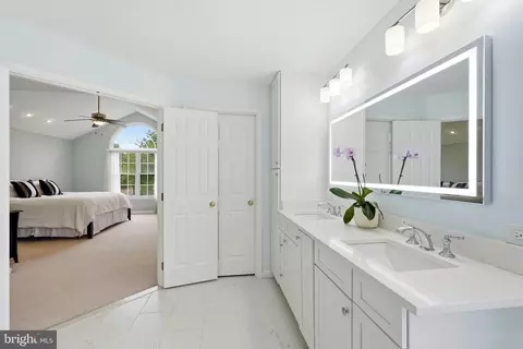 Bath - 43648 Intrepid St, Chantilly, VA 20152 photo 4 of 7