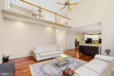 Living - 43648 Intrepid St, Chantilly, VA 20152 photo 2 of 4