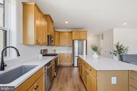 Kitchen - 43382 Farringdon Sq, Broadlands, VA 20148 photo 5 of 6